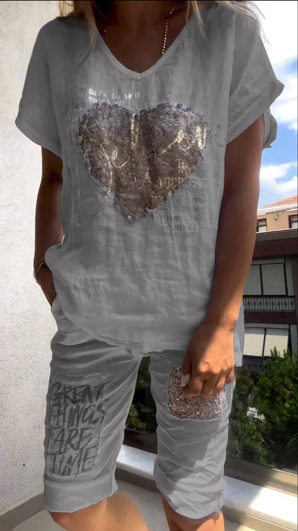 Costum casual din două piese, cu decolteu în V și relief auriu