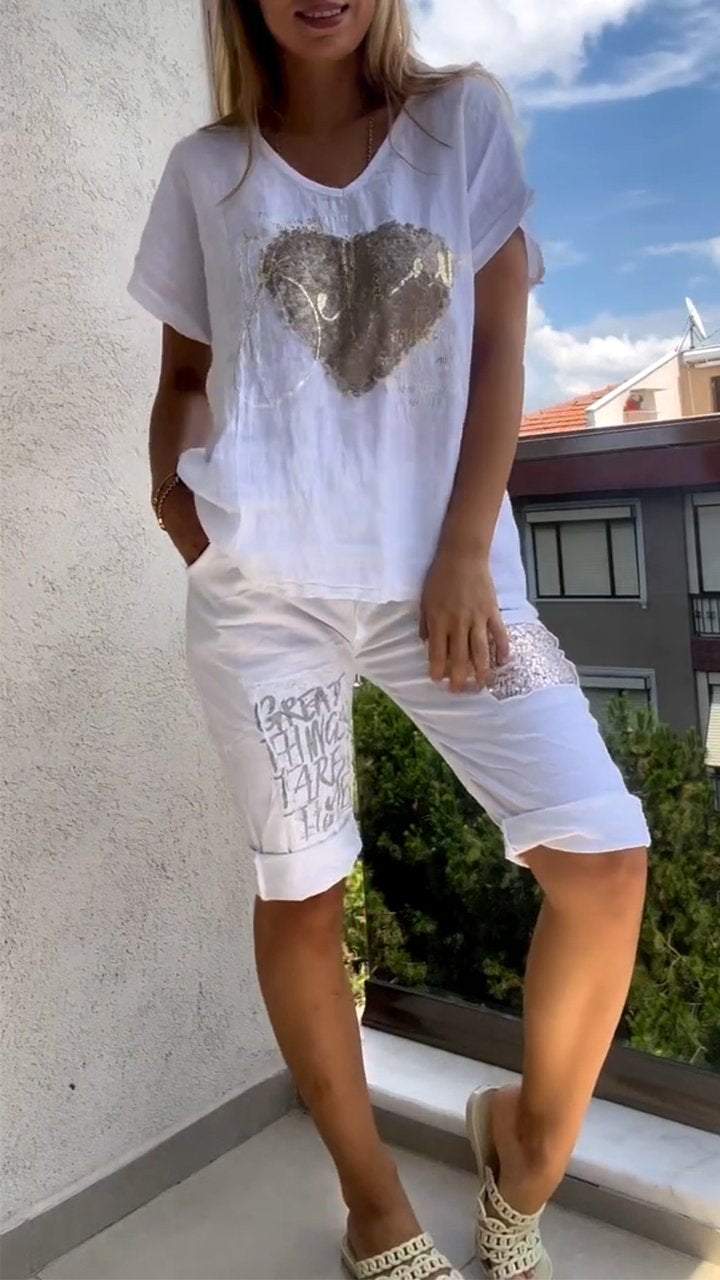 Costum casual din două piese, cu decolteu în V și relief auriu