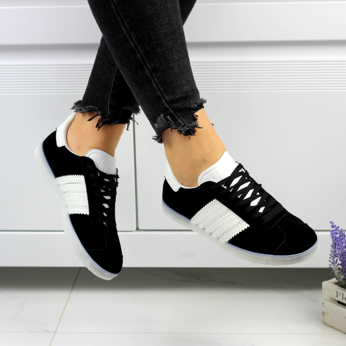 Czarne tenisówki damskie sznurowane z paskami