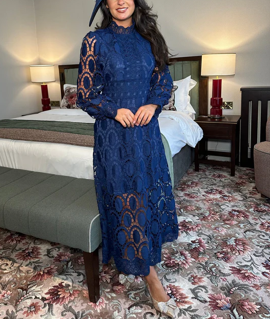 Rochie midi de dama cu un decolteu elegant, aerisit