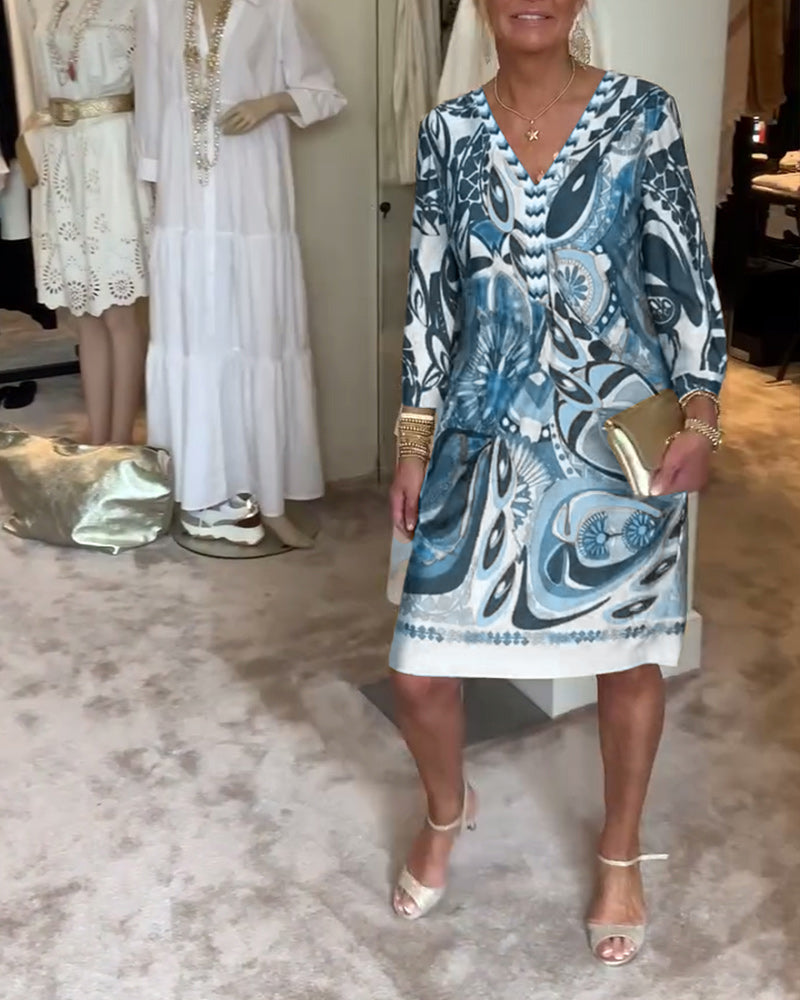 Sukienka casualowa z dekoltem w serek i nadrukiem w stylu vintage