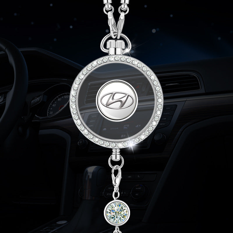 Wisiorek z logo aromaterapii samochodowej z metalu i diamentów