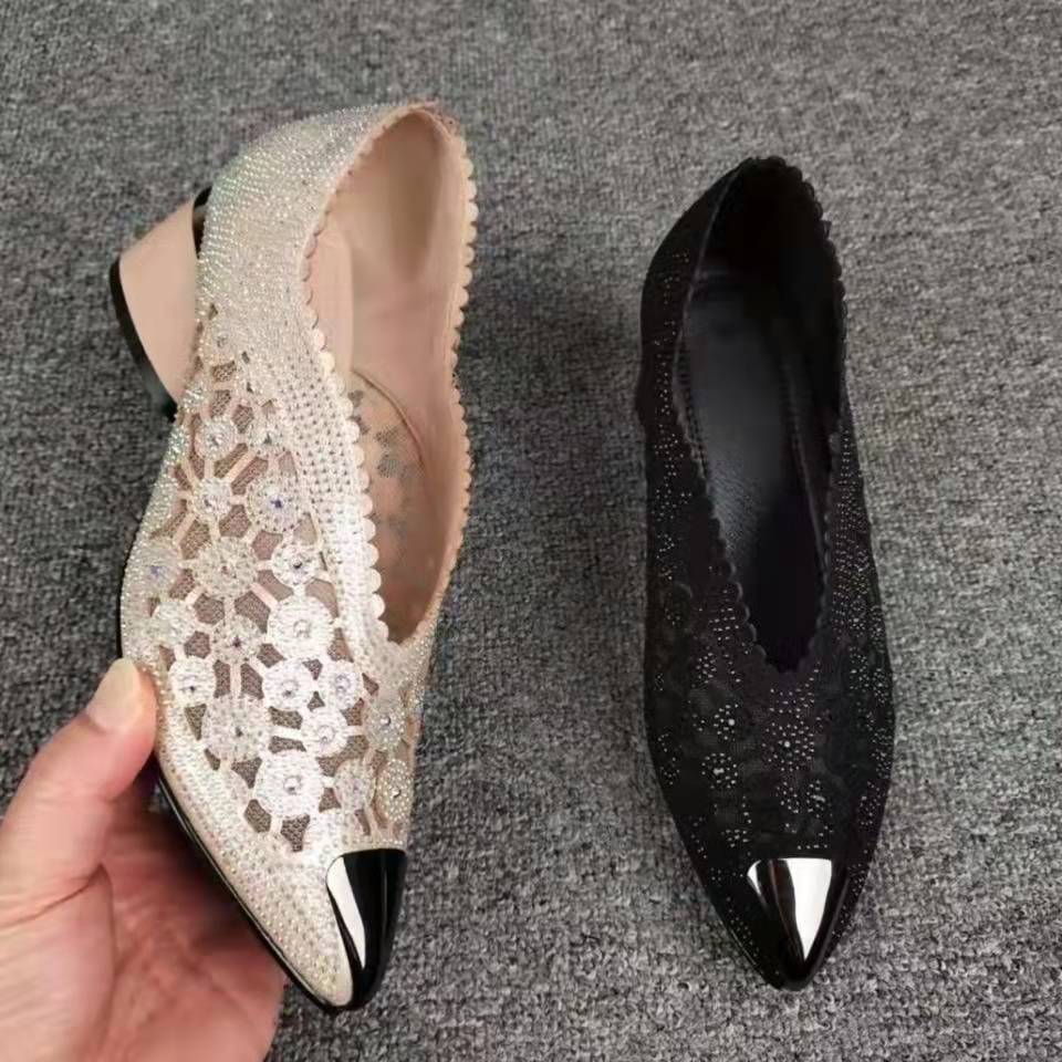 Pantofi de dama cu toc gros cu design gol cu varf ascutit