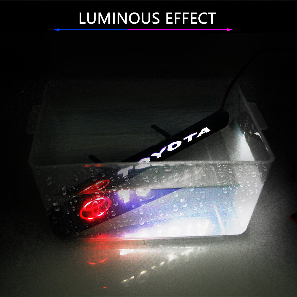 Atmosferă elegantă în mașină – iluminare LED cu logo în centrul capotei frontale