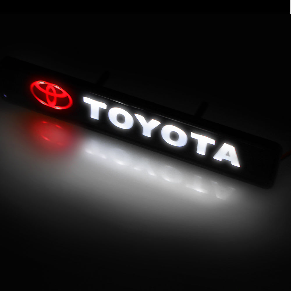 Atmosferă elegantă în mașină – iluminare LED cu logo în centrul capotei frontale