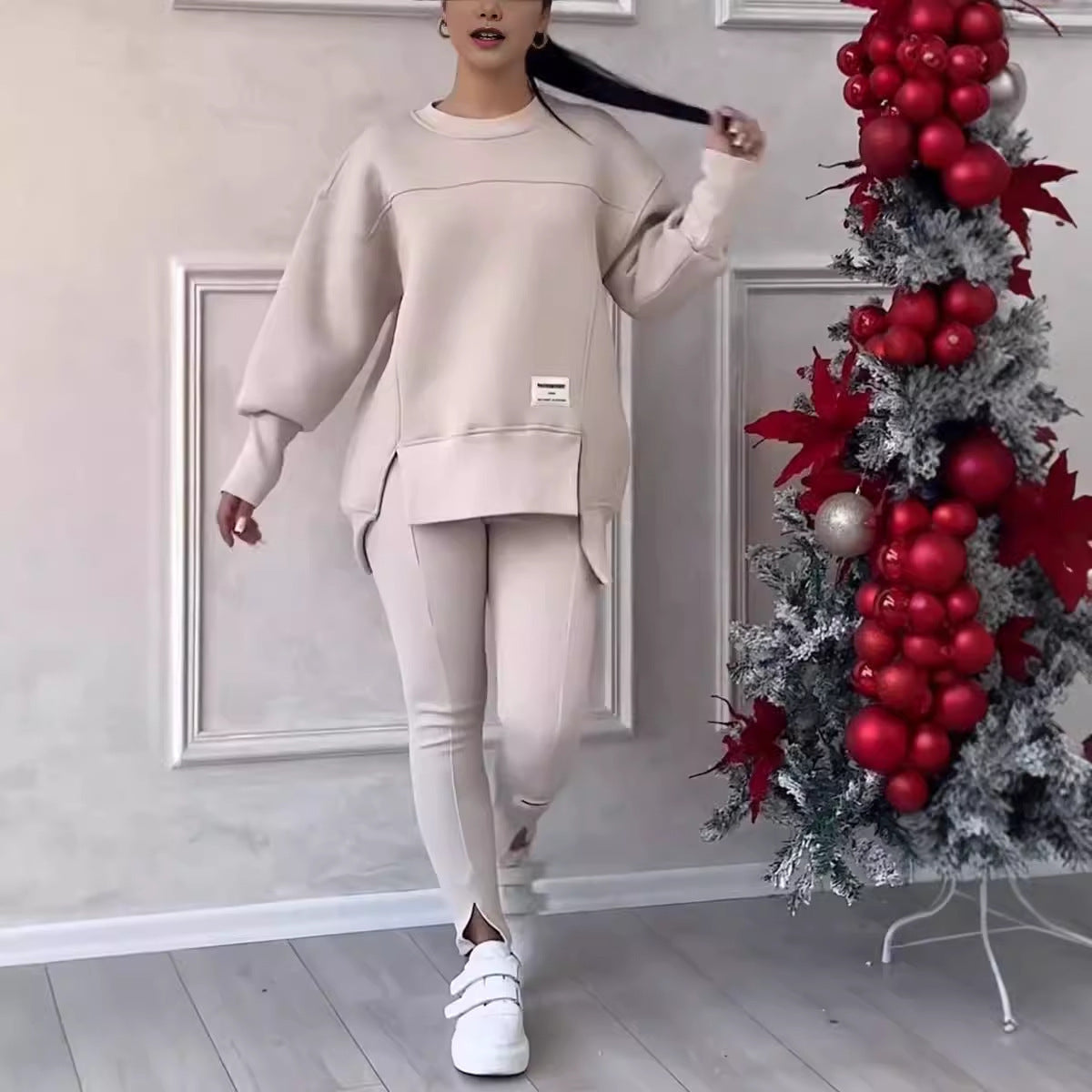 Nieregularny komplet składający się z bluzy z długim rękawem i nadrukiem oraz legginsów