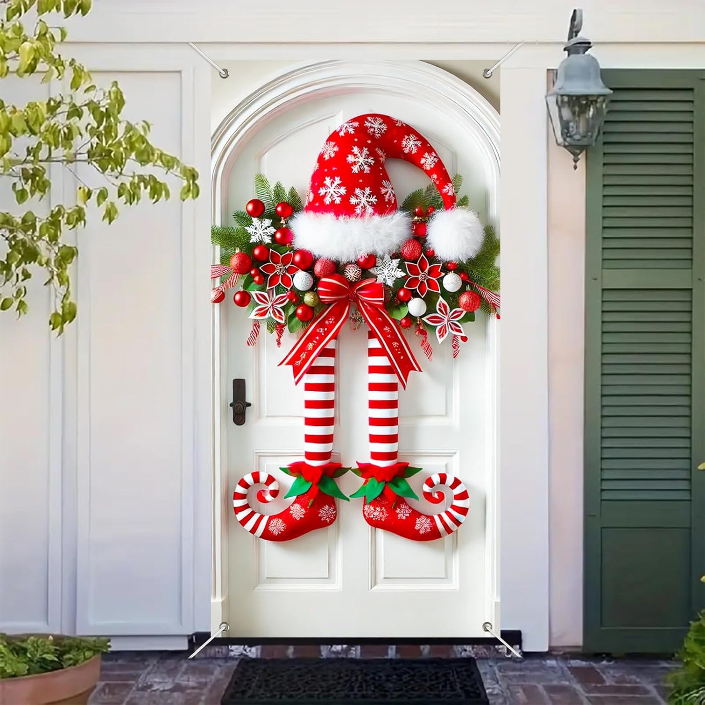 Świąteczny baner z nogami elfa na drzwiach