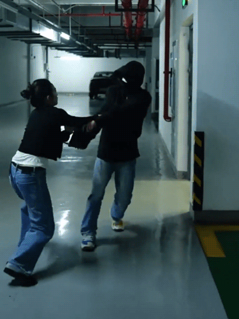 Wielofunkcyjny brelok do samoobrony