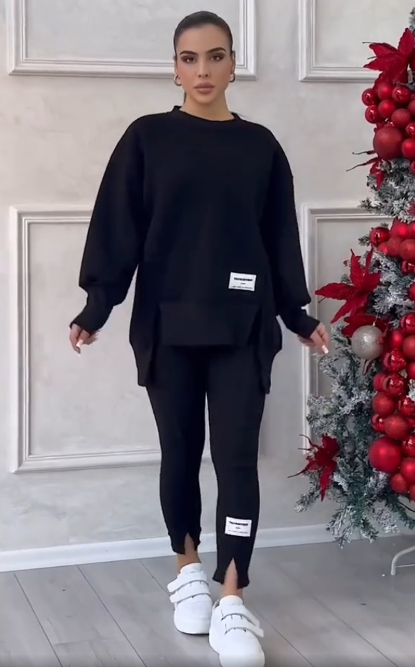 Nieregularny komplet składający się z bluzy z długim rękawem i nadrukiem oraz legginsów