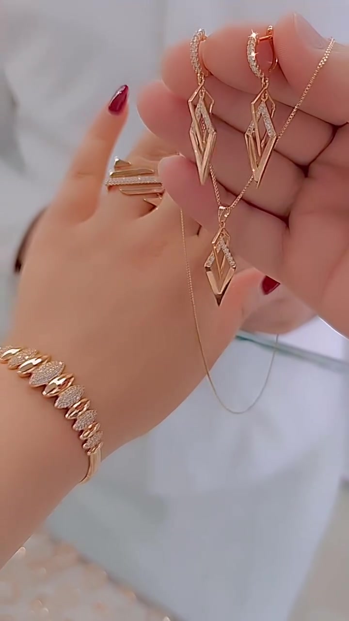 Stylowy i wszechstronny zestaw składający się z trzech części: bransoletki, pierścionka i naszyjnika