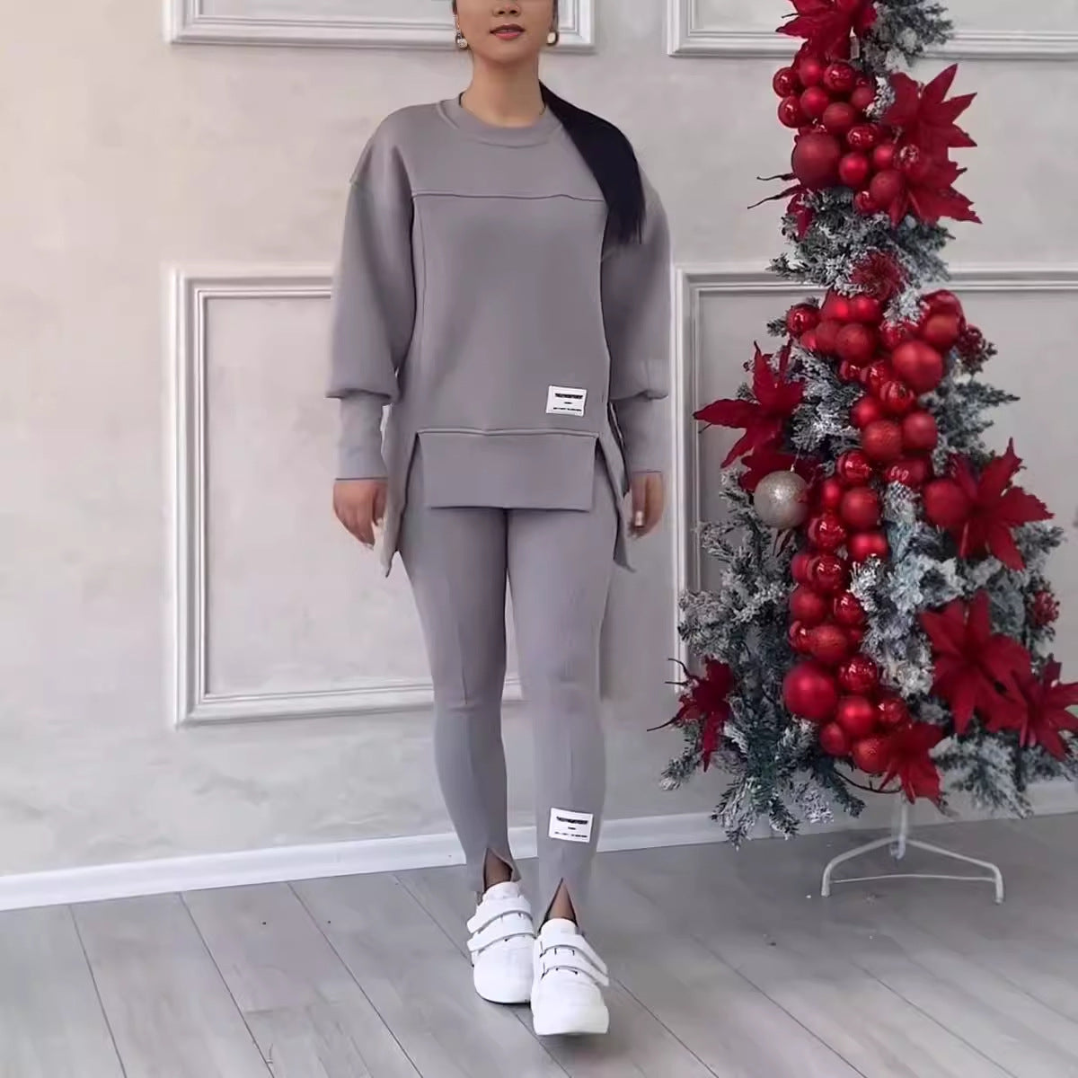 Nieregularny komplet składający się z bluzy z długim rękawem i nadrukiem oraz legginsów