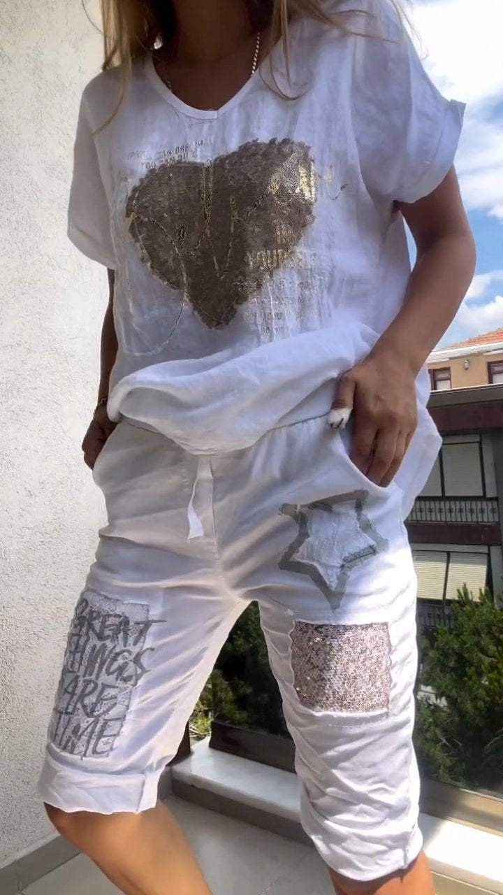 Costum casual din două piese, cu decolteu în V și relief auriu