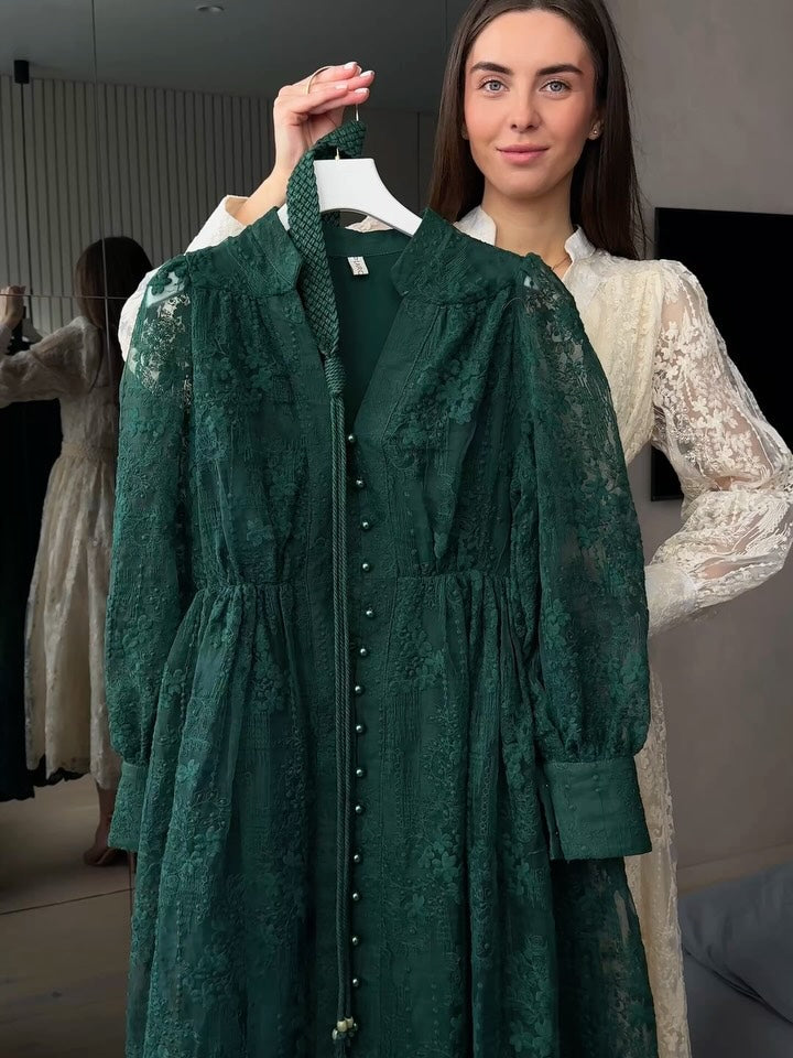 Sukienka damska z dekoltem w serek, bogato haftowana