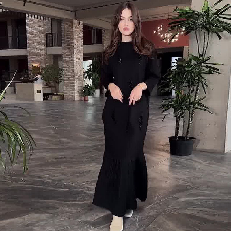 Elegancka sukienka z okrągłym dekoltem i cekinami