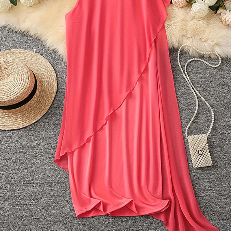 Rochie elegantă fără mâneci, cu decolteu rotund și material asimetric din plasă