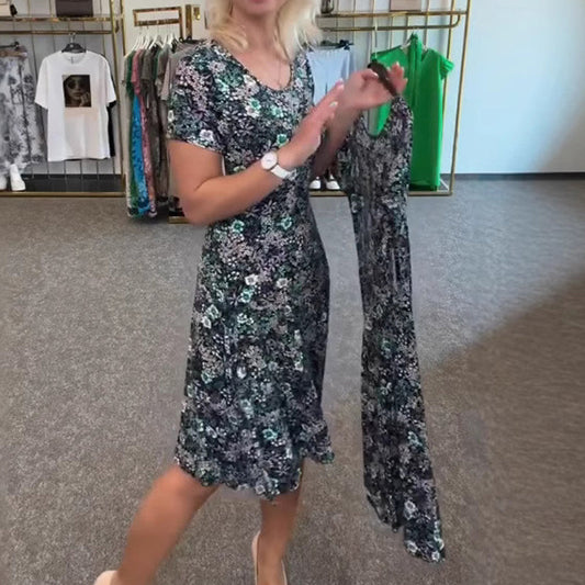 Damska sukienka casualowa z kwiatowym nadrukiem na szyi