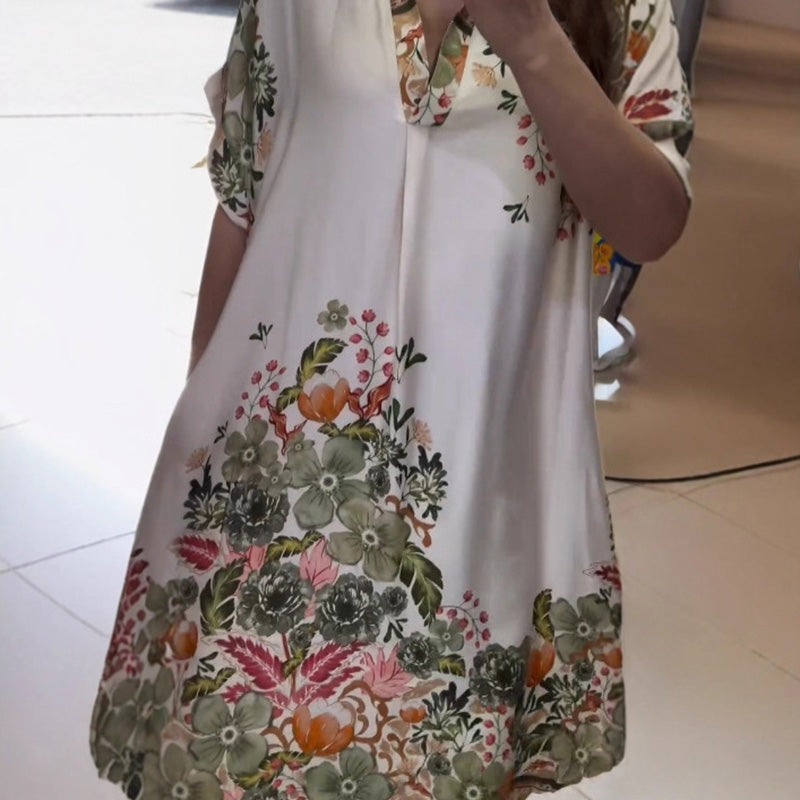 Luźna sukienka w kwiaty z dekoltem w szpic