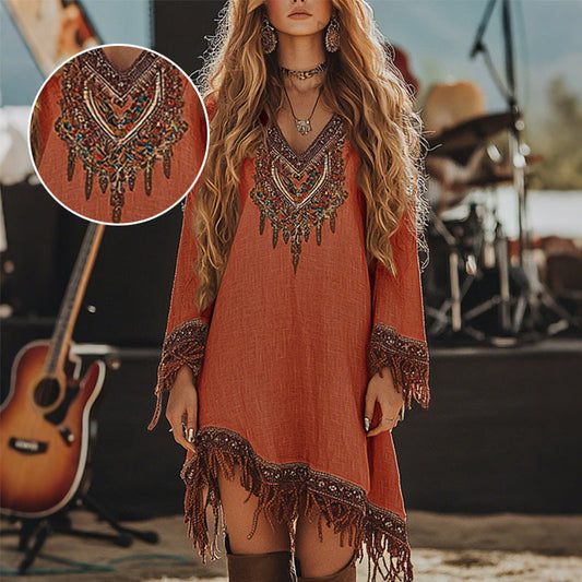 Damskiej sukienki z frędzlami i nadrukiem w stylu retro