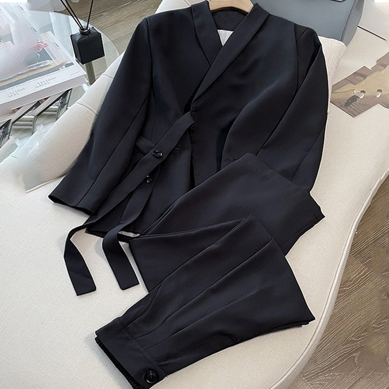 Dwuczęściowy komplet damski - marynarka z wiązaniem z przodu i spodnie z szerokimi nogawkami