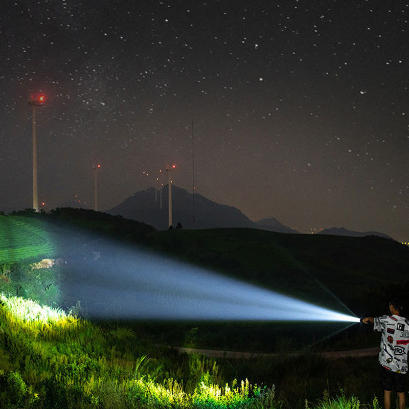Latarka LED z silnym światłem i wysuwanym korpusem